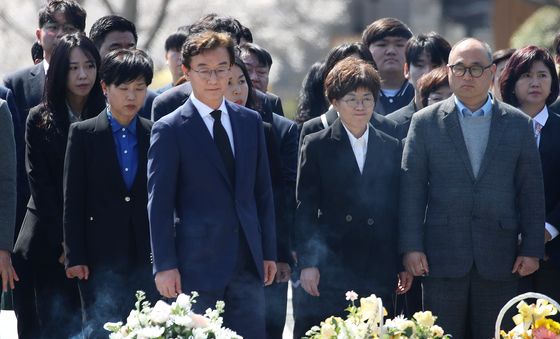 노무현 전 대통령 묘역 찾은 전재수