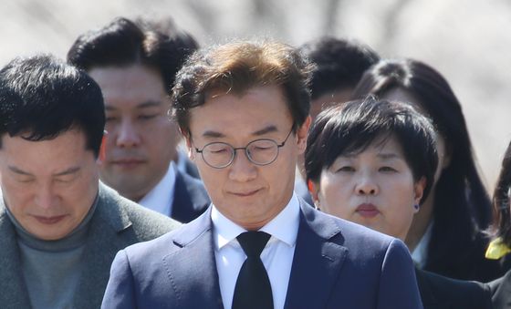 노무현 전 대통령 묘역 참배하는 전재수