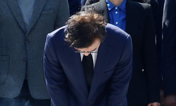 허리 숙여 인사하는 전재수