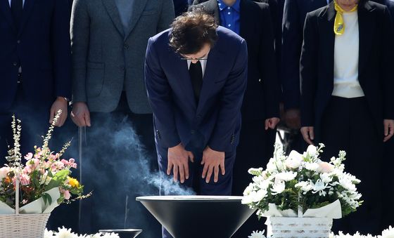 부산시장 출마 선언 전재수, 노무현 전 대통령 묘역 참배