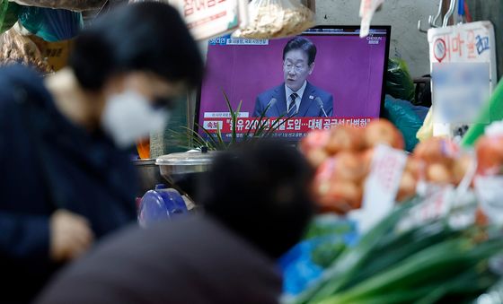 전통시장에 생중계되는 이재명 대통령의 추경 시정연설