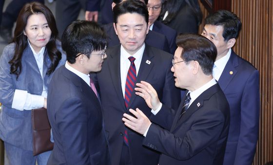 국민의힘 의원들과 대화하는 이재명 대통령