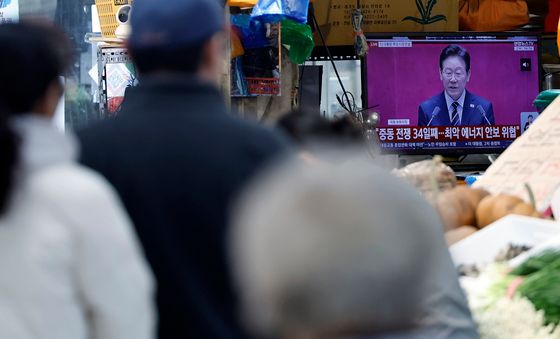 전통시장 찾은 시민들, 대통령 시정연설 생중계 시청