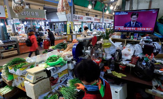 추경 시정연설 듣는 상인들