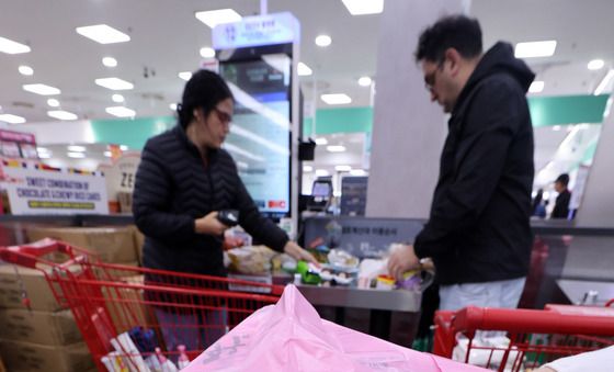 기후장관 "쓰레기 종량제 봉투 구매 제한 않기로 결정"