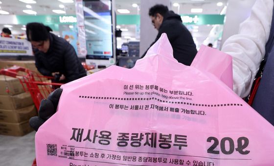 기후장관 "쓰레기 종량제 봉투 구매 제한 않기로 결정"