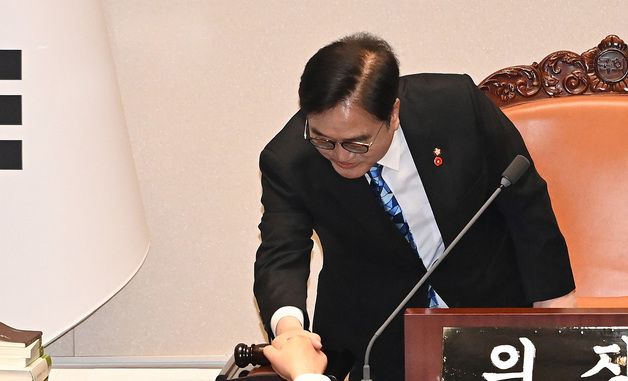 우원식 국화의장과 악수하는 이재명 대통령