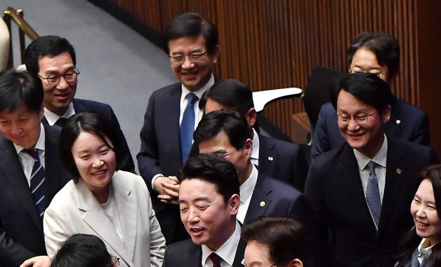 민주당 의원들과 악수 나누는 이재명 대통령