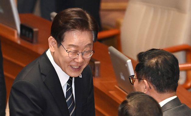 국힘 의원들과 인사하는 이재명 대통령