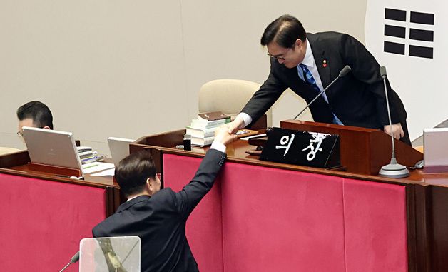 시정연설 마치고 우원석 의장과 악수하는 이재명 대통령