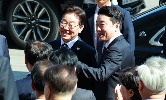 의원들과 인사하는 이재명 대통령