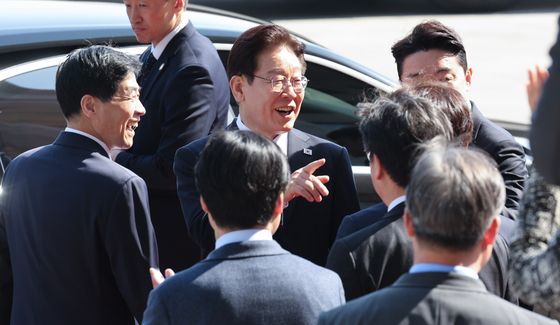 시정연설 마친 이재명 대통령 '의원들과 인사'