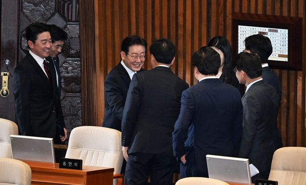 송언석 국힘 원내대표와 인사하는 이재명 대통령