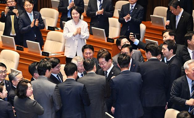 본회의장 들어서는 이재명 대통령