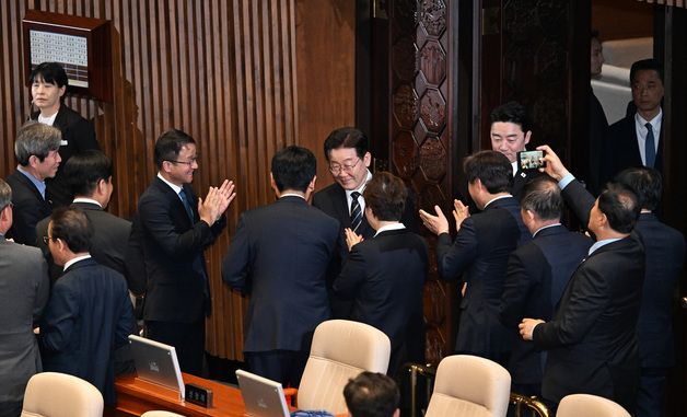 시정연설 위해 국회 본회의장 입장하는 이재명 대통령