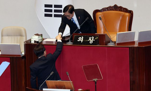 우원석 의장과 악수하는 이재명 대통령