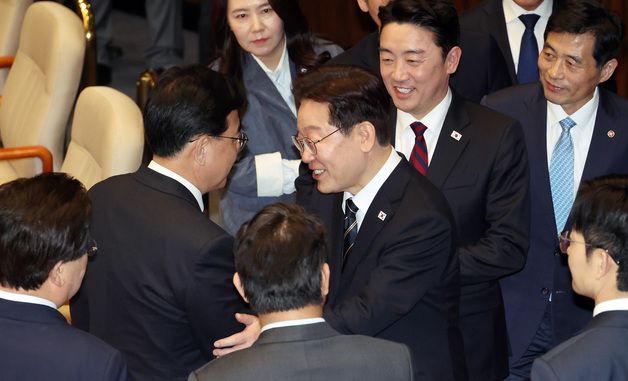 시정연설 마치고 송언석 대표와 인사하는 이재명 대통령