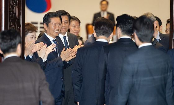 이재명 대통령 향해 손뼉치는 민주당 지도부