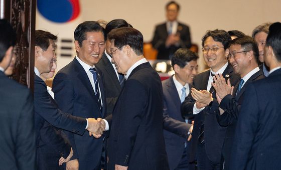 민주당 지도부와 인사 나누는 이재명 대통령