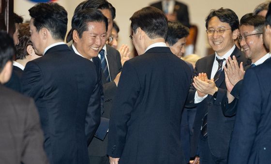 이재명 대통령과 인사하는 정청래 대표