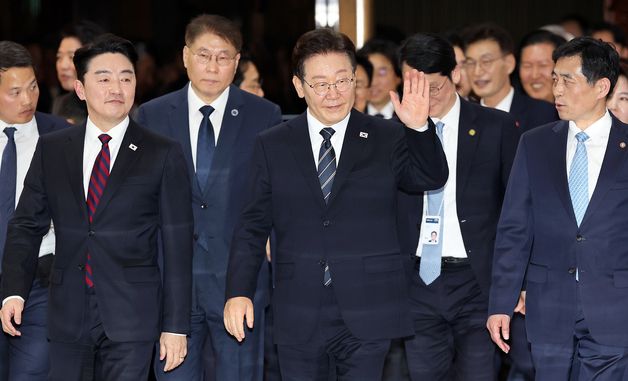 손인사하는 이재명 대통령