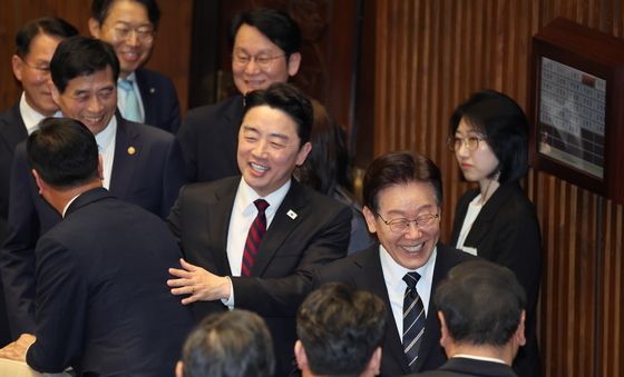 의원들과 인사 나누는 이재명 대통령