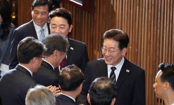 의원들과 인사 나누는 이재명 대통령