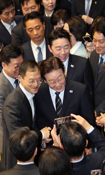 의원들과 인사 나누는 이재명 대통령