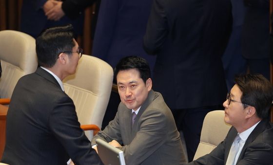 의원들과 대화 나누는 장동혁 대표