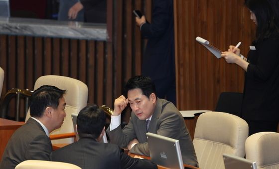 의원들과 대화 나누는 장동혁 대표