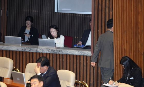 본회의장 나서는 장동혁 대표