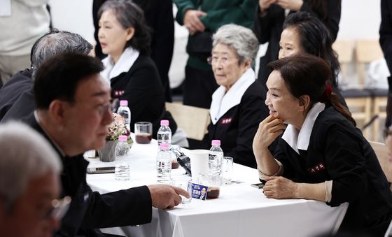 '미팅하는 그 시절 소년 소녀들'