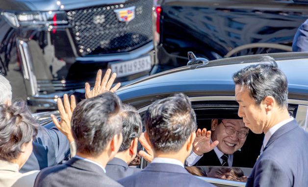 손인사하는 이재명 대통령