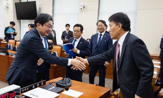 윤한홍 정무위원장과 인사하는 이억원 금융위원장