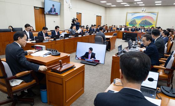 의사봉 두드리는 윤한홍 정무위원장