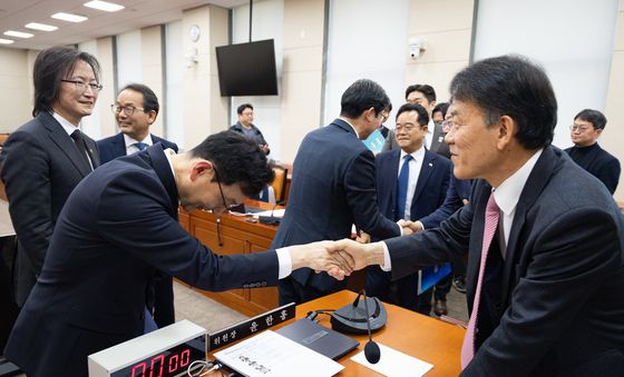 윤창렬 국무조정실장과 인사 나누는 윤한홍 정무위원장