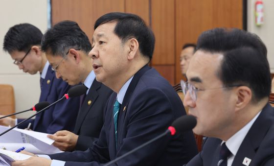 재정경제위원회 답변하는 구윤철