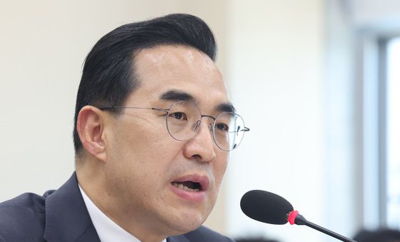 답변하는 박홍근 장관