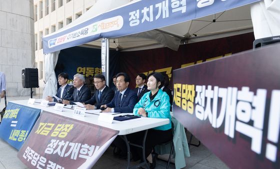 발언하는 서왕진 조국혁신당 원내대표