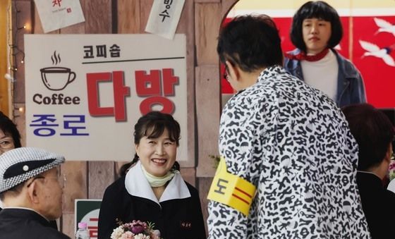 '교복입고 다방에서 즐기는 미팅'