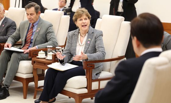 발언하는 진 섀힌 상원의원