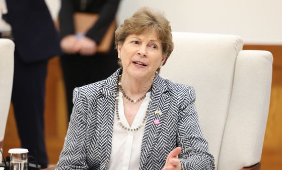 발언하는 진 섀힌 상원의원