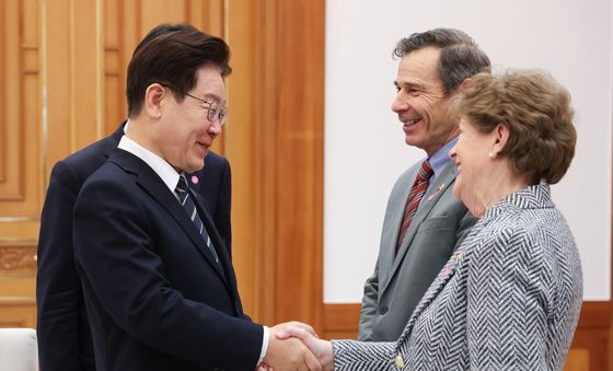 진 섀힌 상원의원과 악수하는 이재명 대통령