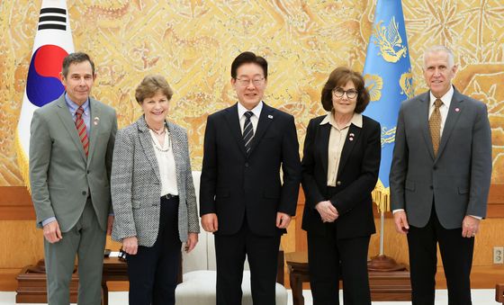 미국 상원의원단과 기념촬영 하는 이재명 대통령