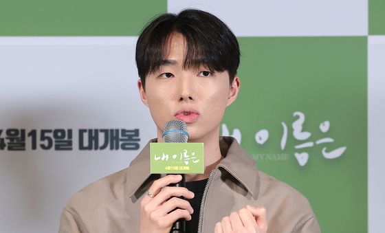 취재진 질문에 답하는 최준우