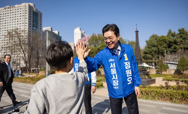 어린이와 하이파이브하는 정원오 예비후보