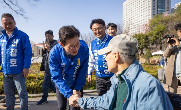 시민과 악수하는 정원오 예비후보