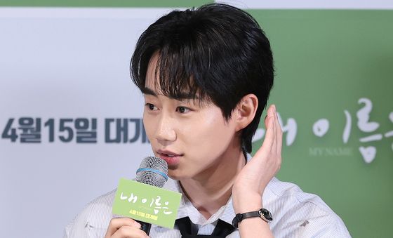 취재진 질문에 답하는 박지빈