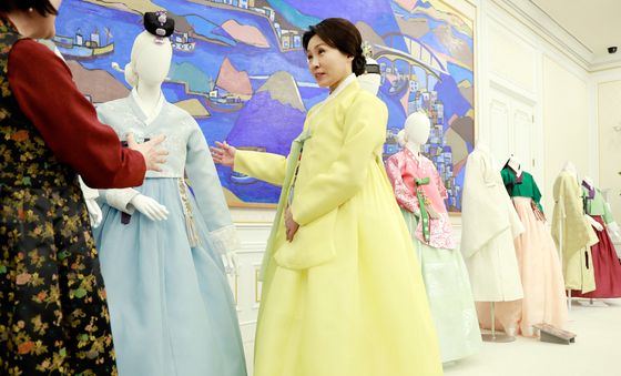 전시 한복 설명 듣는 김혜경 여사