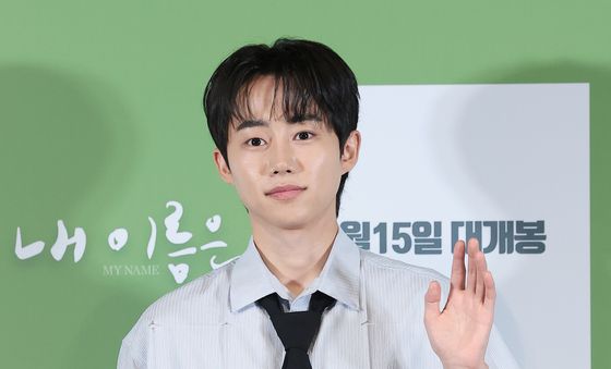 박지빈, 빛나는 손 인사